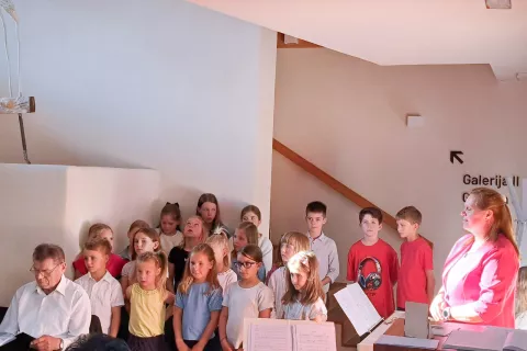 Literarnemu večeru v Blagnetovi hi&scaron;i je dal svoj pečat Otro&scaron;ki pevski zbor Podružnične &scaron;ole Ol&scaron;evek. / Foto: osebni arhiv