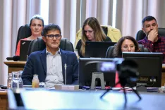 shod zaposlenih igralci PGK pred občino in občinsko sejo, občinska seja, glasovanje za nov direktor PGK, razprava, glasovanje za razre&scaron;itev Lili Žura direktorica ZD, glasovanje svetniki občina Kranj / Foto: Tina Dokl