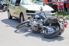 simulacija nesreča med motorjem in osebnim avtom avto motor policija gasilci motoristi re&scaron;evalci re&scaron;evalec re&scaron;evalno vozilo re&scaron;ilec poligon varna vožnja blagoslov motorjev Preddvor / Foto: Tina Dokl
