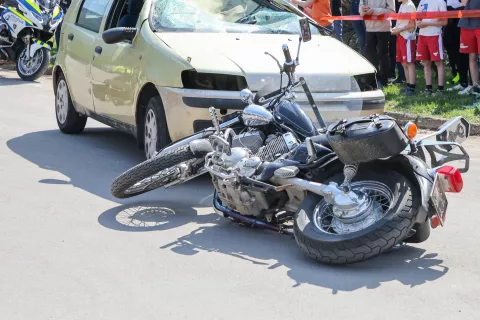 simulacija nesreča med motorjem in osebnim avtom avto motor policija gasilci motoristi re&scaron;evalci re&scaron;evalec re&scaron;evalno vozilo re&scaron;ilec poligon varna vožnja blagoslov motorjev Preddvor / Foto: Tina Dokl
