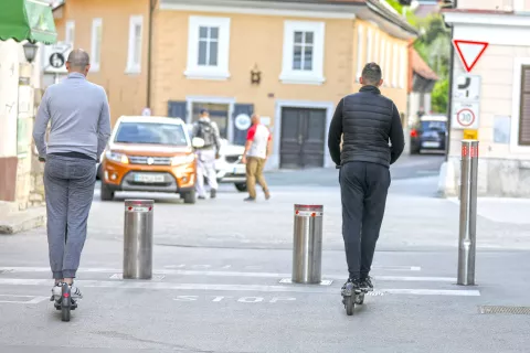 električni skiro &Scaron;kofja loka / Foto: Tina Dokl