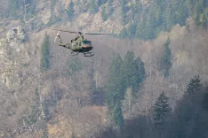 Simbolična fotografija voja&scaron;ki helikopter transport GRS ekipe in ponesrečenca v bolni&scaron;nico / Foto: Nik Bertoncelj