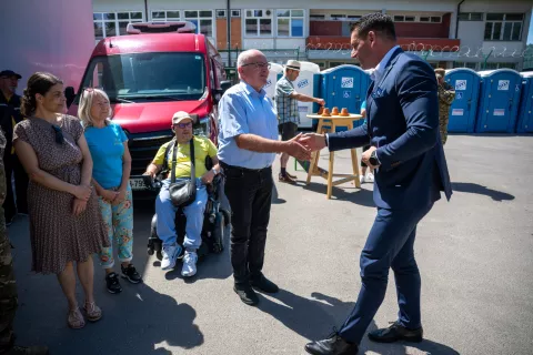 Eno sonce naj &scaron;e naprej sije za vse