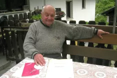France &Scaron;enk iz Potoč pri Preddvoru hrani enega redkih ohranjenih izvodov zbirke Feniks. Pesnik Marijan &Scaron;tancar - Monos jo je posvetil Janu Palachu, čigar dejanje je v njem zanetilo enega najmočnej&scaron;ih pesni&scaron;kih ciklov. / Foto: Samo Lesjak / Foto: Samo Lesjak