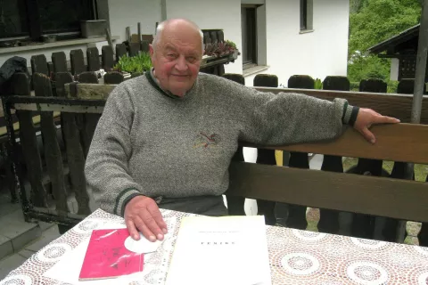 France &Scaron;enk iz Potoč pri Preddvoru hrani enega redkih ohranjenih izvodov zbirke Feniks. Pesnik Marijan &Scaron;tancar - Monos jo je posvetil Janu Palachu, čigar dejanje je v njem zanetilo enega najmočnej&scaron;ih pesni&scaron;kih ciklov. / Foto: Samo Lesjak / Foto: Samo Lesjak