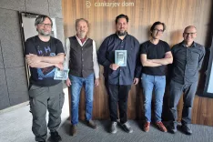 Avtorji stripa Krst pri Savici: dr. Aljo&scaron;a Harlamov, dr. Janez Vrečko, Bo&scaron;tjan Gorenc - Pižama, Jaka Vukotič in urednik dr. Uro&scaron; Grilc / Foto: Igor Kavčič