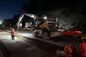 Na Darsu ocenjujejo, da bi lahko nočna dela na odseku primorske avtoceste pri Postojni obnovo skraj&scaron;ala za do enega meseca. / Foto: arhiv Darsa