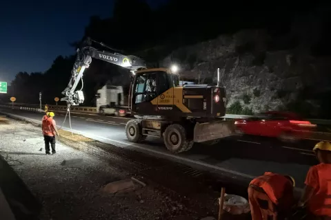 Na Darsu ocenjujejo, da bi lahko nočna dela na odseku primorske avtoceste pri Postojni obnovo skraj&scaron;ala za do enega meseca. / Foto: arhiv Darsa