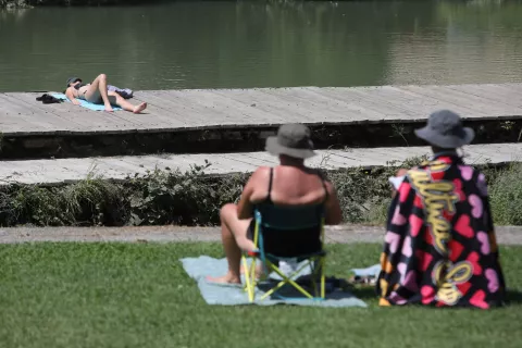kopanje javno kopali&scaron;če Pu&scaron;tal &Scaron;kofja Loka preživljanje počitnic vročina reka Poljanska Sora sončenje osvežitev kopalci mladi / Foto: Gorazd Kavčič