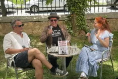 Knjigo sta predstavila avtor Du&scaron;an Čater in Pero Lov&scaron;in v pogovoru z moderatorko Sonjo Javornik. Predstavitev je potekala v spro&scaron;čenem vzdu&scaron;ju ob &scaron;tevilnih gostih iz kulturnega, glasbenega in &scaron;portnega sveta. / Foto: samo lesjak