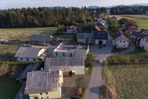 Posledice silovitega vetra ob neurju v Komendi. Komenda, 14. 6. 2026&scaron;koda, občina komenda, veter, sanacija, vetrolom, po&scaron;kodbe infrastrukture, neurje, vreme / Foto: Matic Zorman