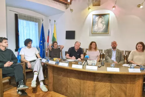 Pestro poletno dogajanje v &Scaron;kofji Loki so predstavili (z leve): Patrik Krajnik, Ja&scaron;a Potočnik, Anja Eržen, Igor Drakulić, Irena Krži&scaron;nik, Tine Radinja in Jana Fojkar. / Foto: Mateja Rant