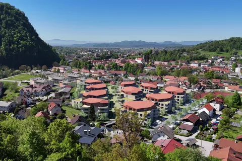 Soseska oskrbovanih stanovanj Kamnik je zasnovana tako, da bo nevsiljivo dopolnila podobo kraja, ohranila pa bo tudi razglede na staro mestno jedro. / Foto: Volgemut Arhitekti