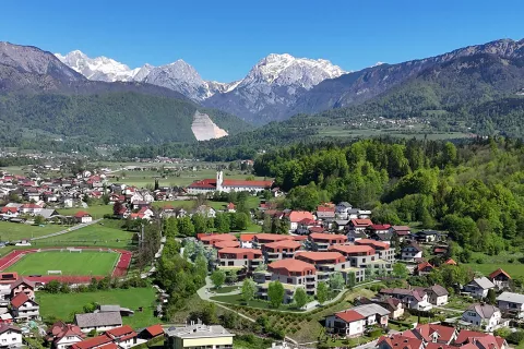Soseska oskrbovanih stanovanj Kamnik je zasnovana tako, da bo nevsiljivo dopolnila podobo kraja, ohranila pa bo tudi razglede na staro mestno jedro. / Foto: Volgemut Arhitekti