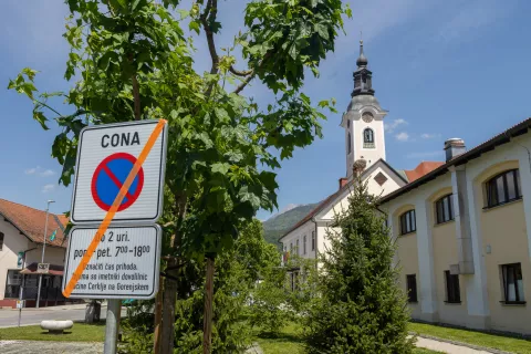V Cerkljah bodo uvedli modre cone
