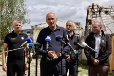 Predsednik vlade Janez Jan&scaron;a, kmetijski minister Janez Cigler Kralj in predsednik KGZS Jože Podgor&scaron;ek so si ogledali posledice neurja v Komendi. / Foto: Sani Karić