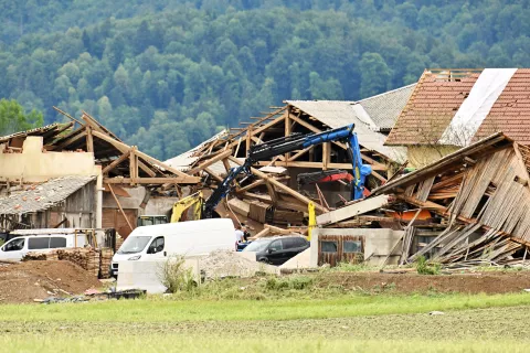 Slovenija, Komenda, 11.06.2026, 11. junij 2026Huda vremenska ujma, nevihta, slabo vreme, uničena hi&scaron;a, posledice neurja, narava, toča, &scaron;koda,Foto: Žiga Živulović jr./F.A.Bobo / Foto: ŽIGA ŽIVULOVIĆ JR.