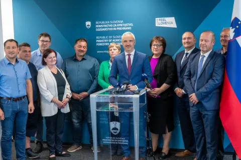 Novi kmetijski minister Janez Cigler Kralj na spoznavnem sestanku s predstavniki kmetijskih organizacij. / Foto: MKGP