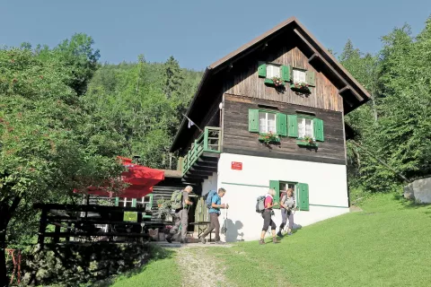 Dom na Čem&scaron;eniku je na vi&scaron;ini 835 metrov. / Foto: 