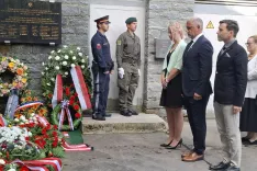 Tudi predstavniki Občine Tržič na čelu z županom Petrom Mikličem so položili venec k spominski plo&scaron;či na portalu ljubeljskega predora. / Foto: Jože Ko&scaron;njek