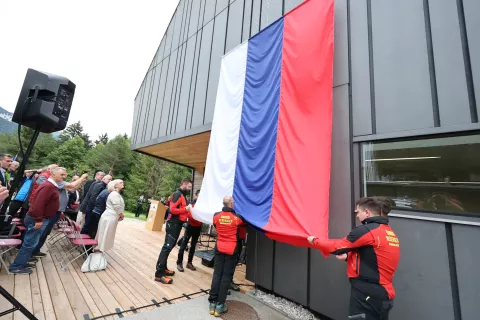 Znova so razvili slovensko narodno zastavo, Slovenski planinski muzej Mojstrana / Foto: Tina Dokl