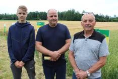 Na &Scaron;ifrerjevi njivi potekajo poskusi z ozimnimi žiti že več kot dvajset let, leto&scaron;njega so si družno ogledali predstavniki treh &Scaron;ifrerjevih generacij &ndash; ata Tomaž, sin Primož, ki je tudi gospodar kmetije, ter sin oziroma vnuk Lovro. Kot so povedali, bo letos zaradi su&scaron;e in toče pridelek žit nekoliko slab&scaron;i. / Foto: Cveto Zaplotnik