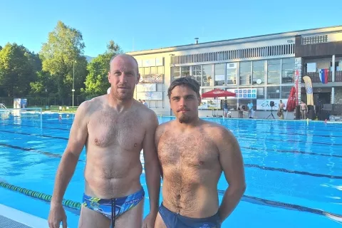 Legenda slovenskega vaterpola Kranjčan Matej Nastran (VD NTS Hanna Koper) in mladi up Maksim Zdravković Gligorovski (Calcit Water Polo Kamnik) / Foto: arhiv Calcit Water Polo Kamni