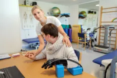 Mateja Koro&scaron;ec, Center Korak, robotska rokavica, rehabilitacija / Foto: Tina Dokl