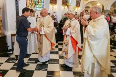 Slavljencu biseroma&scaron;niku Petru Kokotcu je za jubilej v imenu krajanov čestital predsednik krajevne skupnosti Primskovo Beno Zupan. Ob njem &scaron;kof dr. Andrej Saje in domači župnik Sebastijan Cerk. / Foto: Tina Dokl