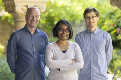 Soustanovitelji zagonskega podjetja Kumo AI, z leve: makedonski Američan Vanja Josifovski, Indijka Hema Raghavan in Slovenec Jure Leskovec / Foto: Kumo AI