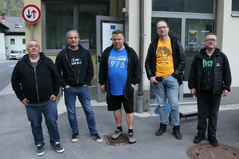 V bistvu koncept KD Rov Železniki ostaja enak kot na začetku: da se tudi v Železnikih nekaj dogaja. Na fotografiji: Rok Bajželj, Uro&scaron; Koblar, predsednik Gregor Galjot, Robert Prezelj in Jani Rihtar&scaron;ič / Foto: alenka brun