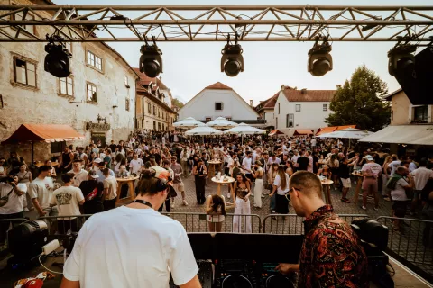 V petek, 19. junija, bodo v &Scaron;kofji Loki spet odmevali ritmi plesne glasbe. / Foto: Lovro Megu&scaron;ar