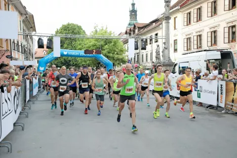Tek &scaron;tirih mostov v &Scaron;kofji Loki je vendarle potekal tudi v tekmovalni obliki. Udeleženci so se z Mestnega trga podali na petkilometrsko progo. / Foto: Tina Dokl / Foto: 