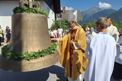 Apostolski nuncij nad&scaron;kof dr. Mitja Leskovar je pred dvigom v zvonik, v katerem so morali za to priložnost povečati eno od lin, blagoslovil vsakega od bronastih zvonov. / Foto: Jože Ko&scaron;njek  