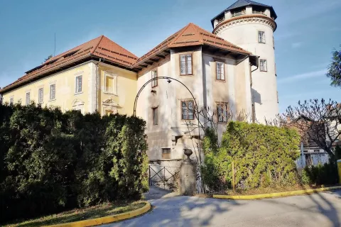 Starolo&scaron;ki grad naj bi že aprila dobil novega lastnika. / Foto: 