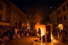  Mednarodni festival Ana Desetnica z ognjeno predstavo Trol iz KD Priden možic pri nastopu v Kranju / Foto: Primož Pičulin
