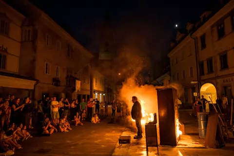  Mednarodni festival Ana Desetnica z ognjeno predstavo Trol iz KD Priden možic pri nastopu v Kranju / Foto: Primož Pičulin