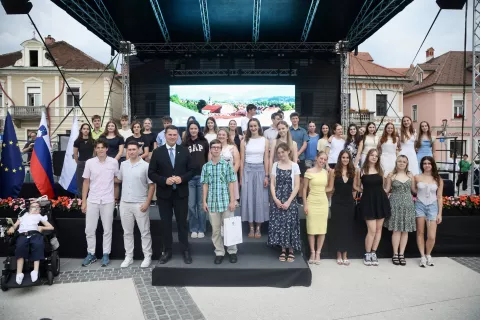 Podelitev nagrad najbolj&scaron;im učencem kamni&scaron;kih &scaron;ol / Foto: Ale&scaron; Senožetnik