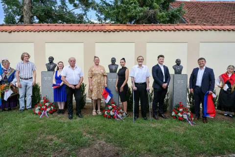 odkritje spomenikov slovenskih osamosvojiteljev France Bučar, France Tom&scaron;ič, Ivan Oman, park Hribarjeve Vile Cerklje / Foto: Tina Dokl