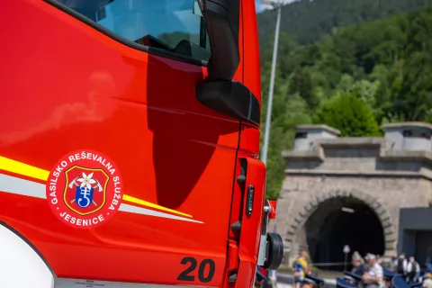 Simbolična fotografija gasilci GARS Jesenice in železni&scaron;ki predor Karavanke tunel gasilsko vozilo na tirnicah / Foto: Nik Bertoncelj