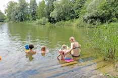 Čukov bajer na Kokrici pri Kranju sicer nima statusa naravnega kopali&scaron;ča, a ga mnogi radi izkoristijo za poletno rekreacijo. Po opravljeni raziskavi je voda primerna za kopanje. / Foto: Tina Dokl / Foto: 