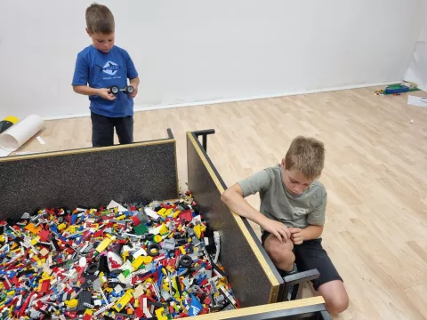 Za ustvarjanje kratkih animiranih filmov so zgodbe sestavili tudi s pomočjo lego kock. / Foto: Mateja Rant