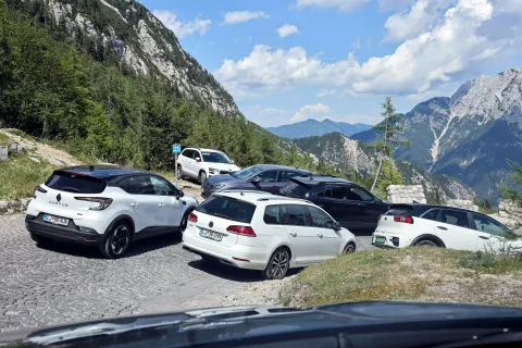 Prometni kaos Vr&scaron;ič nepravilno parkirana vozila avtomobili kolesar kolesarji avto motor motoristi avtobusni prevoz avtobus pohodniki turisti, občina Kranjska gora / Foto: Tina Dokl