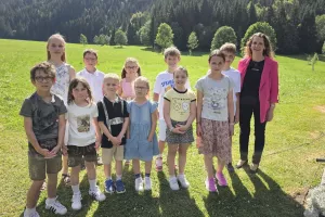 Otro&scaron;ki pevski zbor iz Slovenjega Plajberka z zborovodkinjo Andrejo Wieser &ndash; Laussegger, učiteljico na ljudski &scaron;oli v Borovljah in članico plajber&scaron;kega farnega sveta. / Foto: Jože Ko&scaron;njek