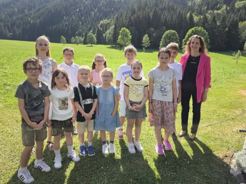 Otro&scaron;ki pevski zbor iz Slovenjega Plajberka z zborovodkinjo Andrejo Wieser &ndash; Laussegger, učiteljico na ljudski &scaron;oli v Borovljah in članico plajber&scaron;kega farnega sveta. / Foto: Jože Ko&scaron;njek