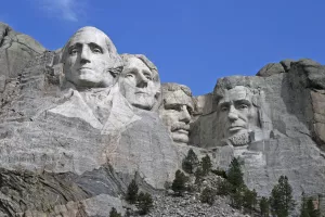 Portreti slovitih ameri&scaron;kih predsednikov v granitni gori Rushmore v Južni Dakoti. Z leve: Washington, Jefferson, Roosevelt in Lincoln. / Foto: Wikipedija