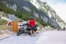 Prometni kaos Vr&scaron;ič nepravilno parkirana vozila avtomobili kolesar kolesarji avto motor motoristi nepravilna oprema avtobusni prevoz avtobus, občina Kranjska gora / Foto: Tina Dokl