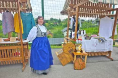 Nevenka Železnikar v kmečki narodni no&scaron;i, ki jo je izdelala sama / Foto: &Scaron;pela &Scaron;imenc