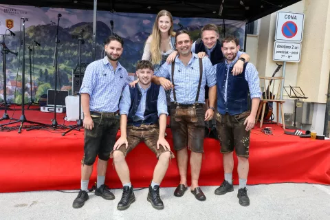 Urhov semenj in 250 let župnije, Begunje ansambel Svizci z leve spredaj Ale&scaron; Jakopič, Enej Valjavec, Bo&scaron;tjan Vidic, Ga&scaron;per Jakopič, zadaj pevca Ur&scaron;ka &Scaron;orl in Dejan Zupan / Foto: Tina Dokl