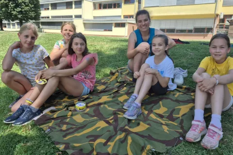 Dekleta izdelujejo zapestnice, se pogovarjajo, igrajo različne družabne igre&nbsp;... / Foto: Klara Mrak